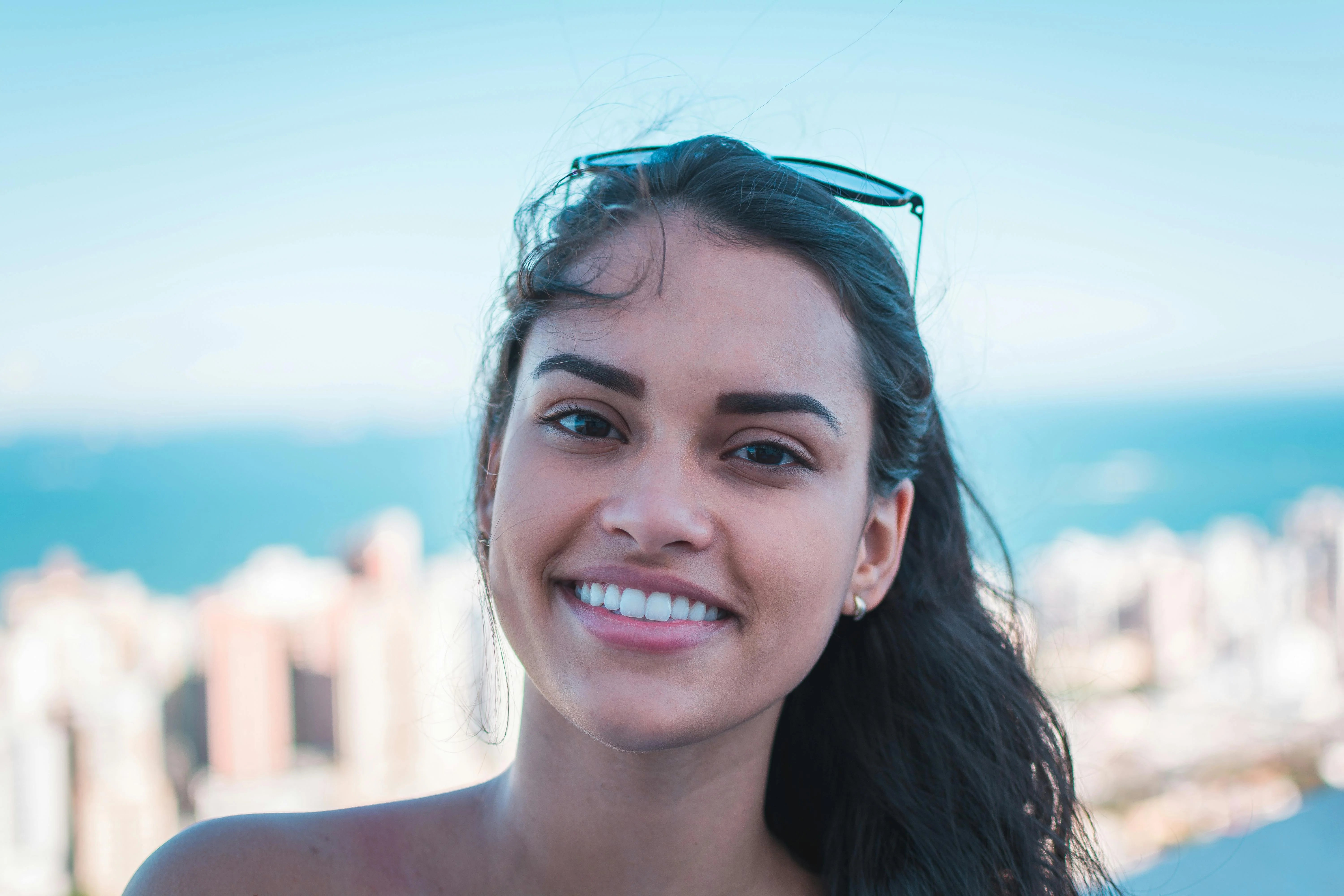 files/woman_selfie_CR_free_1.webp
